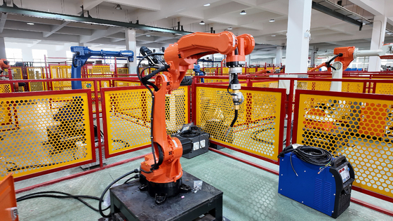 6 Axis Robotarm Automatische 3D-lasersnijmachine voor roestvrijstalen lampverlichting Automobiele plaatmetaal
